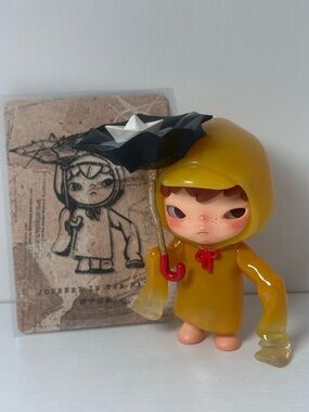Hirono Echo Series “Journey in the Rain” figure